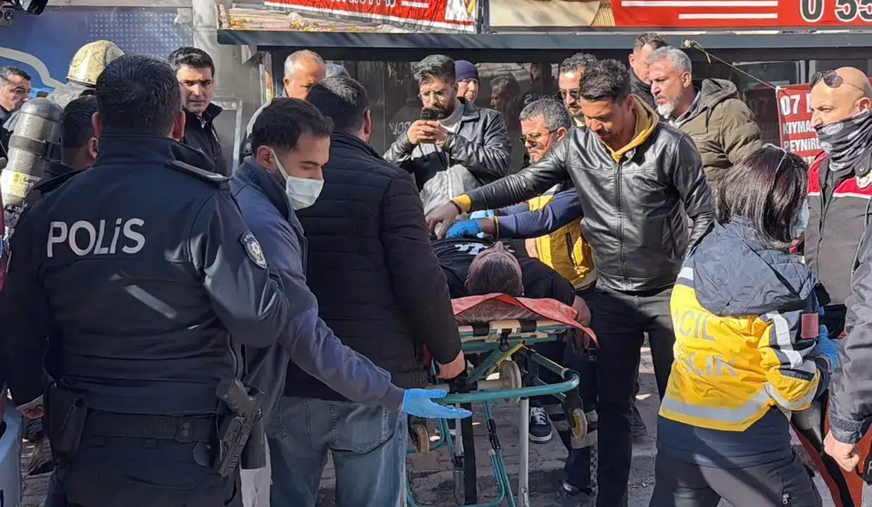 Elinde Satırla Fırını Ateşe Verdi, Dumandan Bayıldı 7